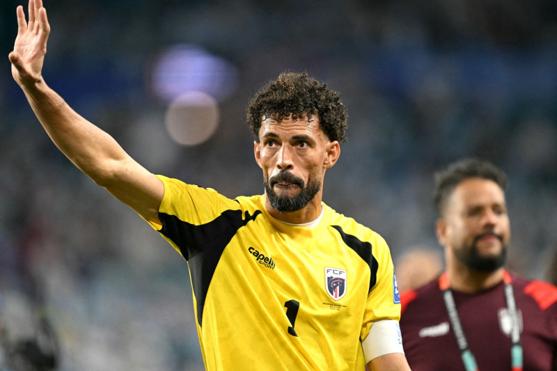 Vozinha saluda las gradas después de la derrota de Cabo Verde frente Argentina dieciseisavos de final de la Copa Mundial de Fútbol 2026.