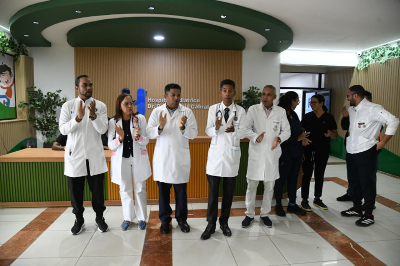 Los doctores del Hospital Pediátrico Dr. Robert Reid Cabral se encuentran en la recepción del centro encabezados por su director, el doctor Clemente Terrero Reyes.