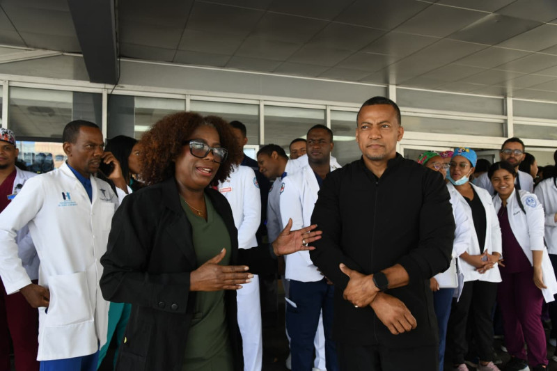 Doctora Sara Salas junto al doctor Demian Herrera.