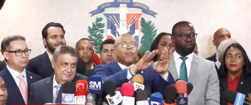 Este pequeño enfrentamiento se dio paso al momento que iniciaron las preguntas por parte de la prensa, y en eso el comunicador “El Piro”cuestionó a Pacheco sobre las razones que llevaron a los legisladores a abrir un espacio para revisar la legislación