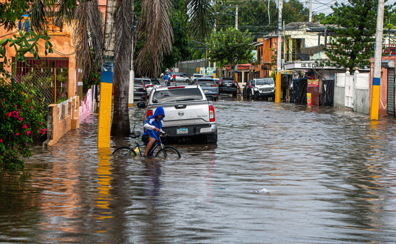 Lluvias provocan inundaciones en el Gran Santo Domingo.