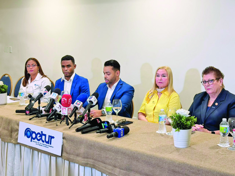 Representantes de los gremios turísticos en una conferencia de prensa.