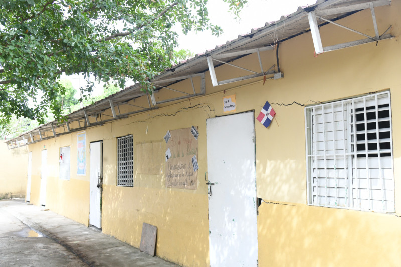 La Escuela Básica Gregorio Luperón de San Luis tiene un avanzado deterioro.