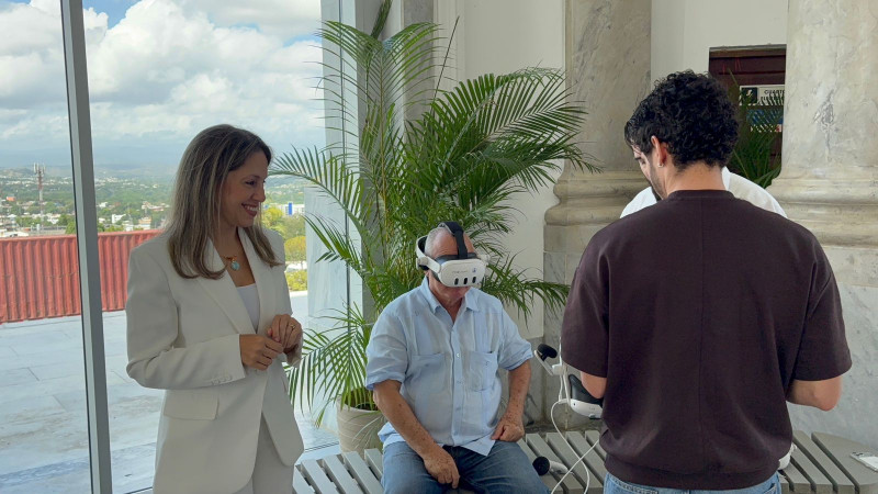 En el Monumento, los visitantes pasan a formar parte del recorrido virtual.