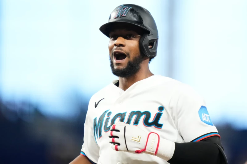 Otto López, de los Marlins, reacciona luego de pegar un sencillo en la tercera entrada contra los Marineros, el 8 de julio de 2026.