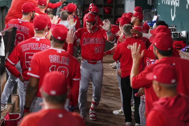 Mike Trout, de los Angelinos, es felicitado en el dugout después de batear un jonrón de dos carreras contra los Rangers, el miércoles 8 de julio de 2026, en Arlington, Texas.