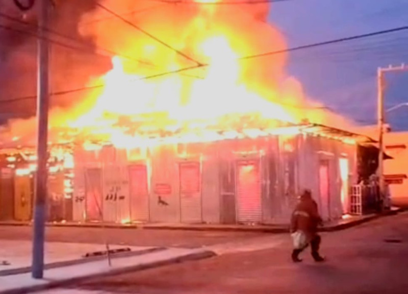 Incendio en Imbert, Puerto Plata, destruye varios negocios.