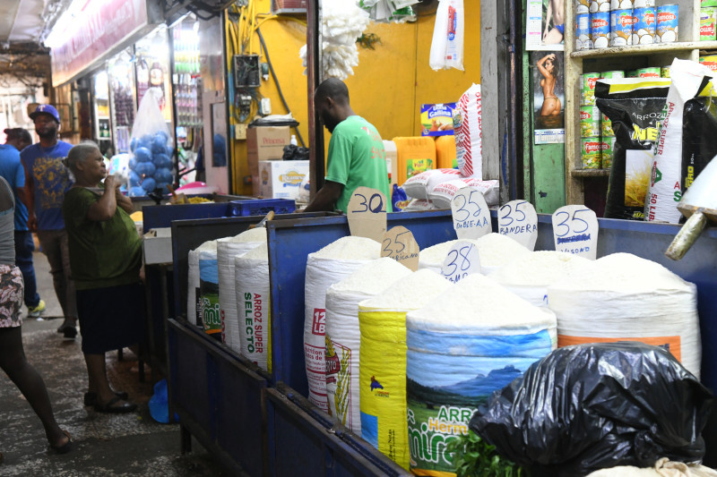En los mercados de la capital persisten las quejas por altos precios y la poca presencia de clientes.
