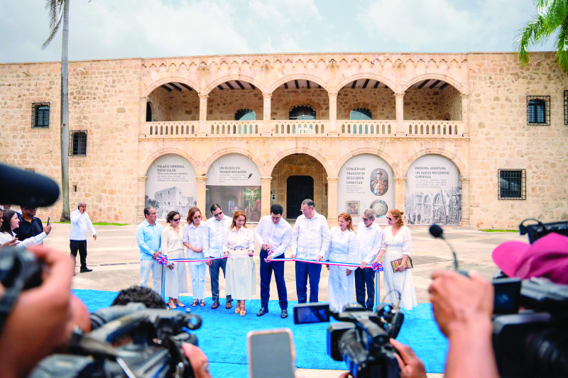 El ministro David Collado corta la cinta de apertura del monumento, junto a otras autoridades.