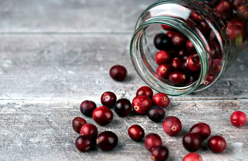 Los arándanos rojos contienen unos compuestos naturales llamados proantocianidinas que tienen propiedades antioxidantes, antiinflamatorias y antimicrobianas. Foto: Rasa Kasparaviciene/Unsplash.