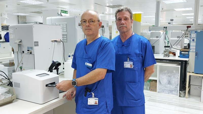 Los doctores Carles Alonso-Tarrés (IZQ) y Jaume Borràs, de la Fundación Puigvert, de Barcelona (España) lideraron el estudio de validación del sistema Sysmex PA-100 AST. Foto: Fundació Puigvert.
