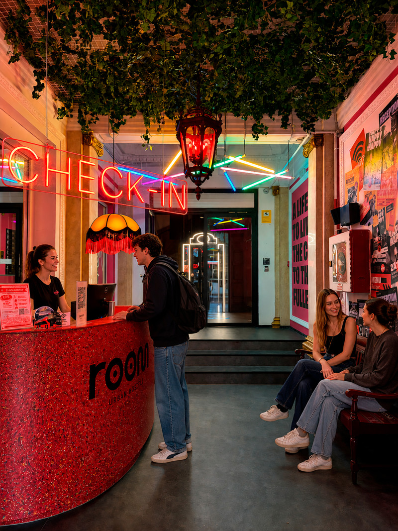 Algunos hostels urbanos, en los que el viajero puede alquilar camas individuales en habitaciones compartidas, tienen un cuidado diseño y un ambiente acogedor, que ya se aprecia al entrar a su recpeción. Foto: Hostel Casa Gracia, en Barcelona, España/ Room00.