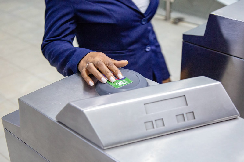 Una persona utilizando la tarjeta del Metro de Santo Domingo.