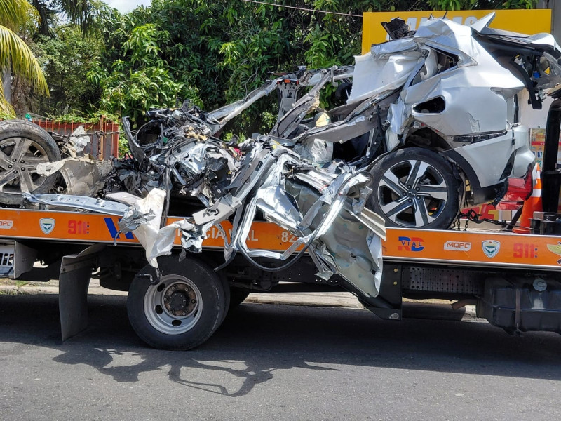 Vehículo accidentado en la Circunvalación de Baní.