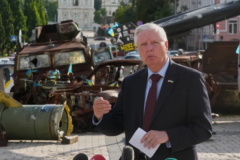El senador de Estados unidos, Lindsey Graham, republicano por Carolina del sur, responde a preguntas de los medios cerca de una exhibición de vehículos rusos dañados en el centro de Kiev, Ucrania, el 10 de julio de 2026.