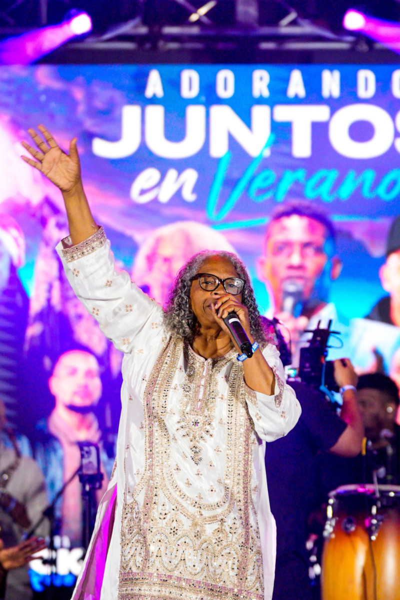 Martha Candela fue protagonista del concierto cristiano “Adorando Juntos”, un evento multitudinario que unió a la comunidad de Constanza en una manifestación masiva de fe, alabanza y adoración a Dios, bajo la producción de la plataforma ReconocidosNet.