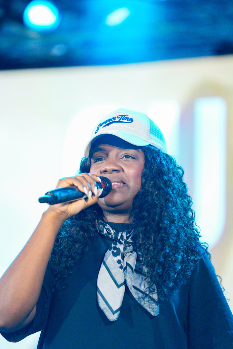Raysa Díaz elevó su canto para Dios ante la multitud en Constanza.