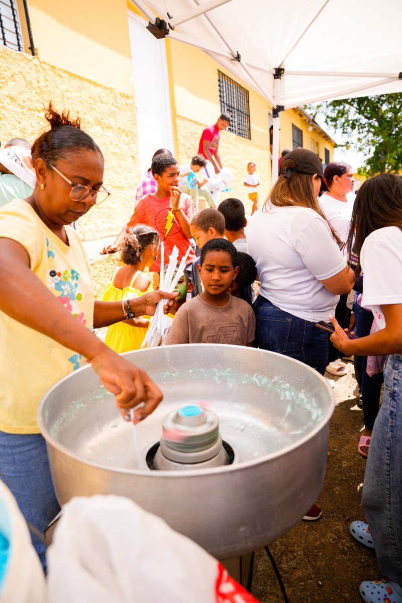 En la jornada de ReconocidosNet en Constanza, decenas de niños y niñas disfrutaron de una tarde llena de alegría con canciones infantiles, golosinas, pintacaritas, algodón de azúcar y diversas dinámicas.