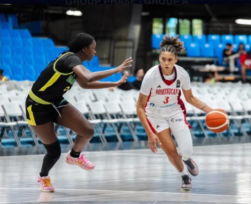 La dominicana Cesarina Capellán avanza con el balón de una jugadora de Bahamas durante la jornad inaugural del Centrobasket 2026.