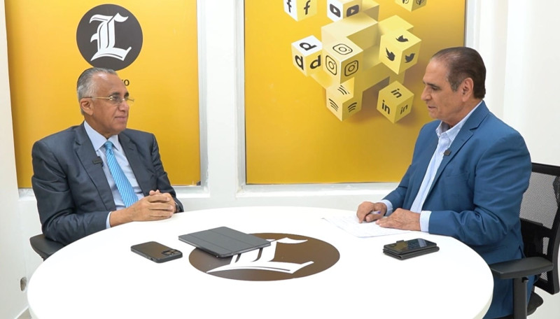 Luis “Luisín” Mejía Oviedo al momento de ser entrevistado por Héctor J. Cruz, editor deportivo del Listín Diario.