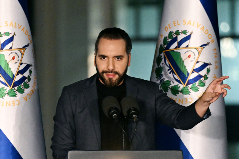 El presidente de El Salvador, Nayib Bukele, gesticula mientras pronuncia un discurso durante la inauguración de la nueva sede de la Fiscalía General de la República (FGR) en Antiguo Cuscatlán.