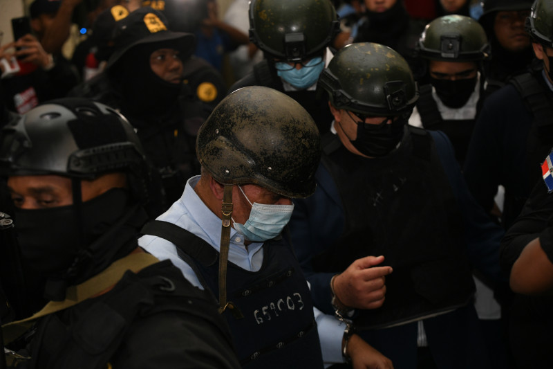 El imputado Santiago Hazim durante su conducción a sala de audiencias, en el marco del proceso legal por presuntas irregularidades en el Seguro Nacional de Salud. /