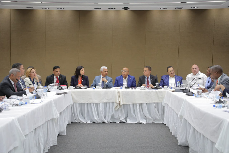 Miembros de la Comisión Bicameral durante la sesión de trabajo de ayer miércoles, en la que se dio por concluido el plazo otorgado para que los ciudadanos presentaran sus propuestas de modificación al nuevo Código Penal.