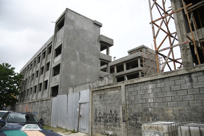 Residentes de Cristo Rey reclaman la terminación del politécnico que lleva cuatro años en construcción.