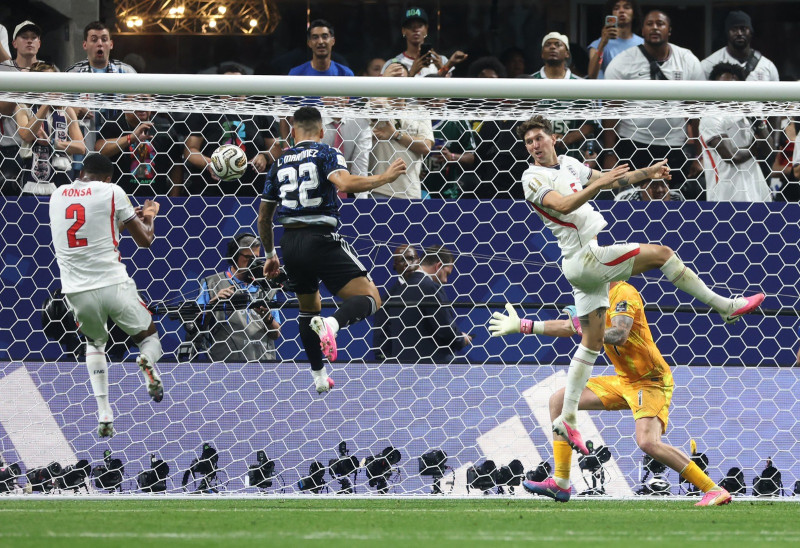 El reservista Lautaro Martínez al momento de anotar el golazo de la victoria en el minuto 92 tras cabezear un centro de Lionel Messi.