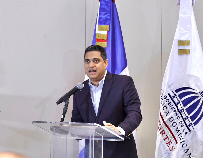 El ministro Kelvin Cruz mientras anunciaba los premios económicos dispuestos por el Gobierno para los medallistas de la justa regional.