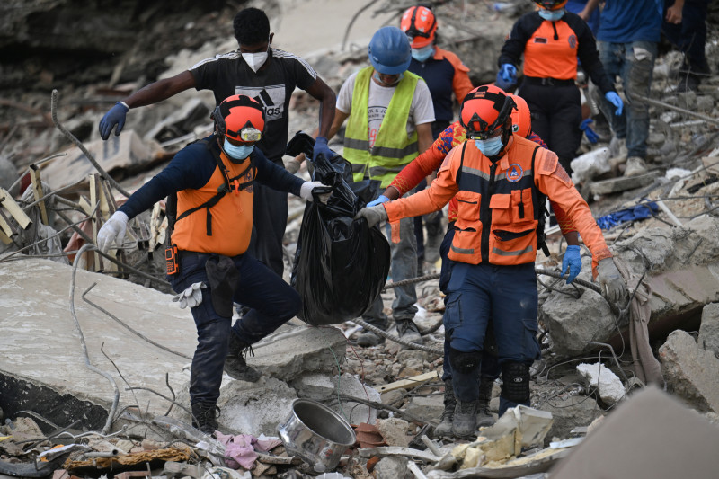 El 15 de julio de 2026, rescatistas transportan un cuerpo entre los escombros de un edificio derrumbado en Caraballeda, estado de La Guaira, Venezuela, tras los dos terremotos del 24 de junio.