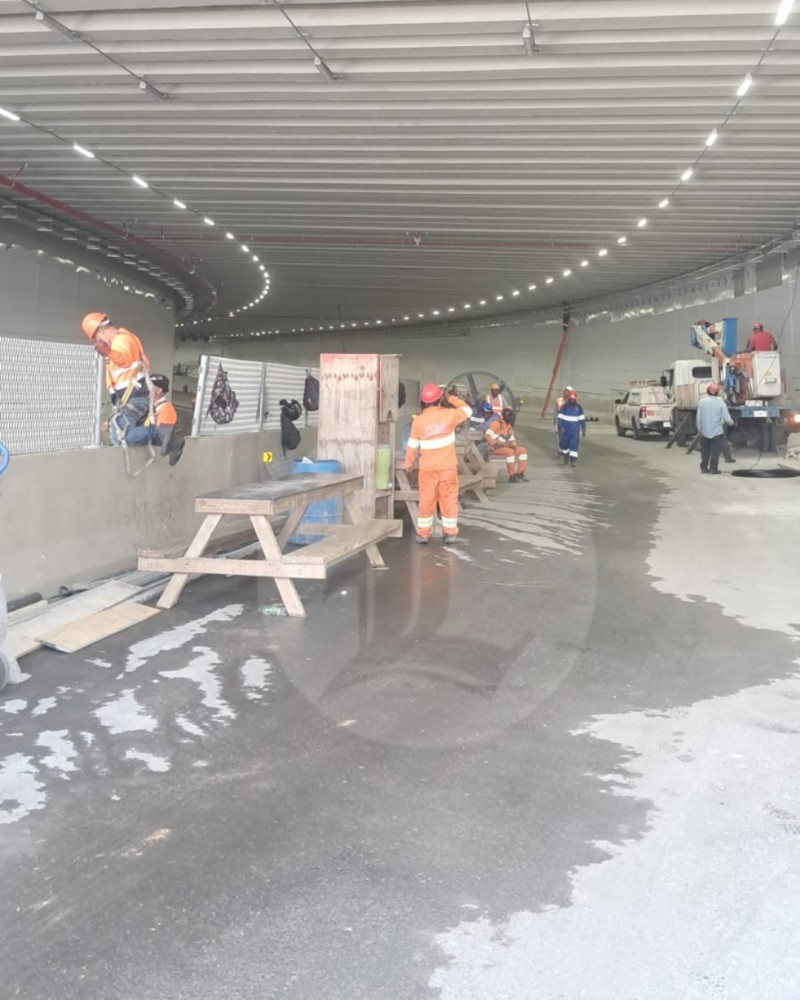 Ingenieros y obreros trabajan a toda capacidad para cumplir con la entrega del túnel de la Plaza de la Bandera.