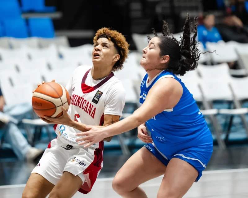 Yenifer Jiménez se dirige hacia el canasto en busca de dos de los 14 puntos que logró frente a El Salvador en el partido del Centrobasket, el 16 de julio de 2026.
