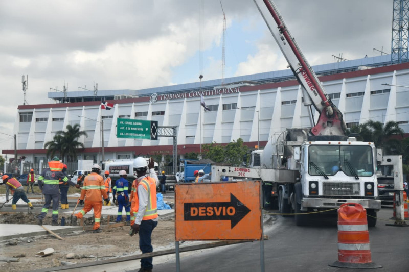 Obreros trabajan en la terminación del túnel de la Plaza de la Bandera