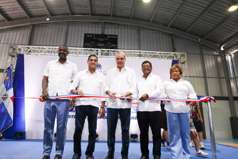 El mandatario, por igual, encabezó la entrega del multiuso junto al ministro de Deportes, Kelvin Cruz