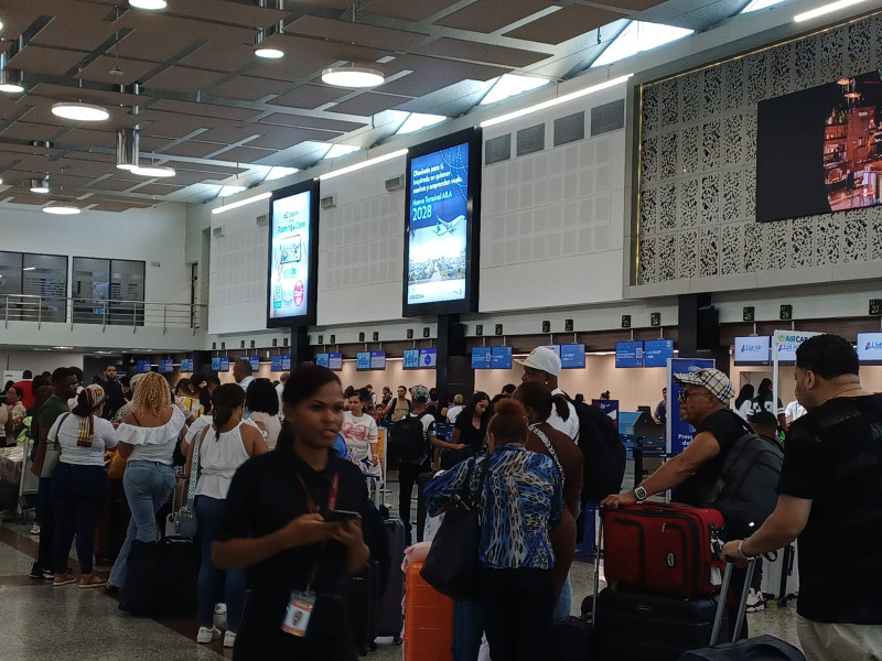 Pasajeros en el aeropuerto de Las Américas.