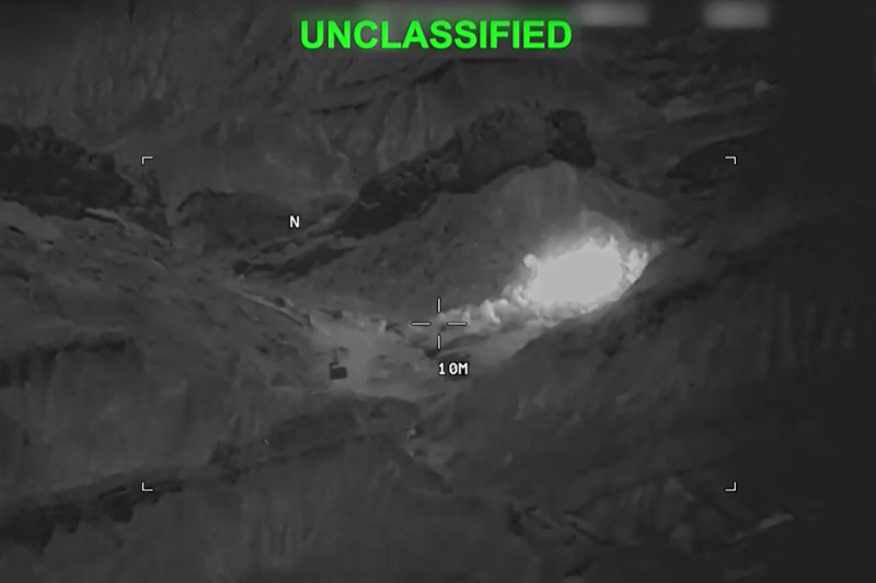 Esta captura de pantalla, realizada el 19 de julio de 2026 a partir de un vídeo facilitado por el Mando Central de EE. UU. (CENTCOM) el 18 de julio de 2026, muestra a las fuerzas estadounidenses lanzando —por octava noche consecutiva— ataques de precisión contra capacidades militares iraníes.
