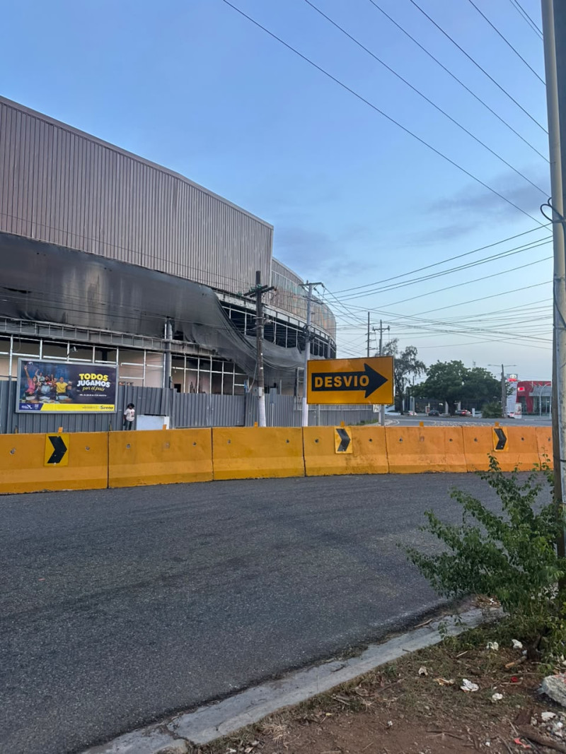 La imagen muestra los muros divisorios que se encuentran al final de la avenida Rómulo Betancourt con Gregorio Luperón, bloqueando el paso hacia la avenida Isabel Aguiar.