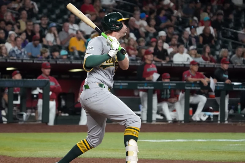 Jeff McNeil, de los Atléticos, batea un sencillo productor frente a los Diamondbacks de Arizona, el 20 de julio de 2026, en Phoenix.