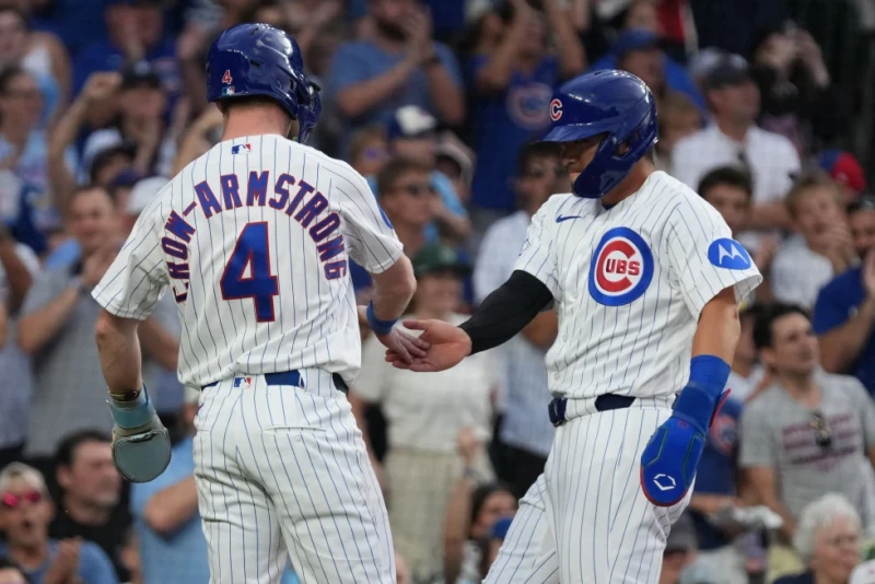 Pete Crow-Armstrong felicita a Seiya Suzuki, su compañero en los Cachorros, luego que ambos anotaron ante los Tigres el 21 de julio de 2026.