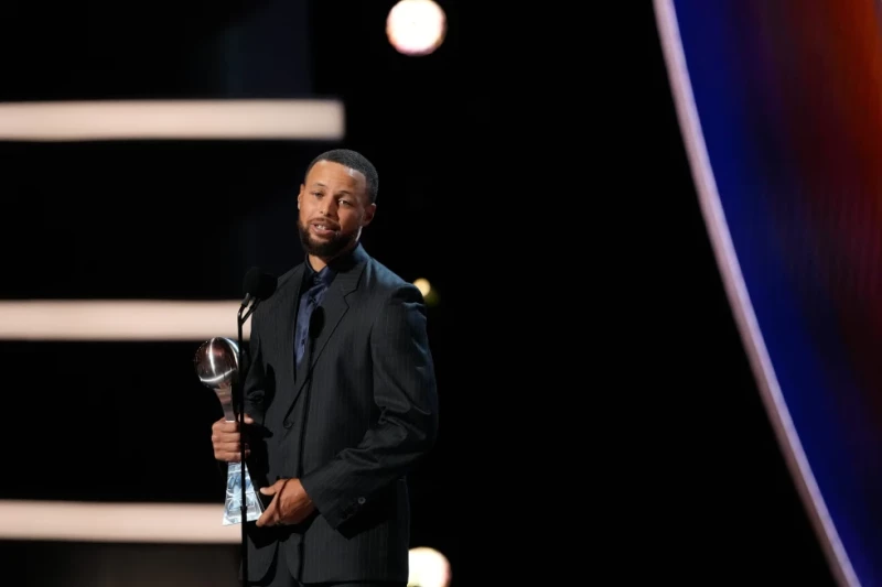 Stephen Curry, de los Warriors de Golden State, recibe un premio ESPY en Nueva York, el 15 de julio de 2026.