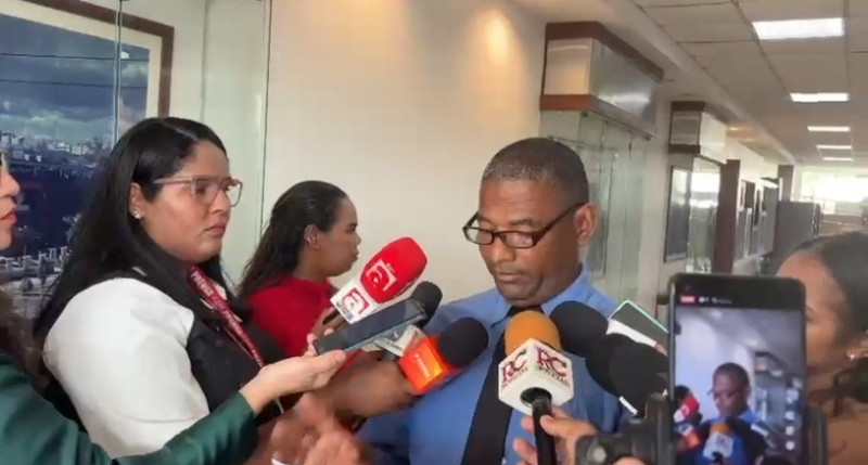 El secretario general de la entidad, Celestino Contreras, leyó una declaración con un mensaje dirigido al Poder Ejecutivo, al Ministerio Público y al Congreso Nacional para mantener las bancas lejos de las escuelas.