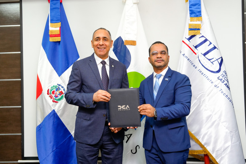 El director de Aduanas, Nelson Arroyo, junto al rector del ITLA, Jimmy Rosario Bernard.