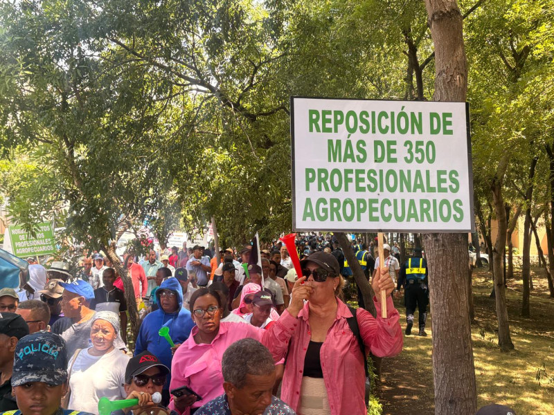 Miembros de la Asociación Nacional de Profesionales Agropecuarios (ANPA) sostienen pancartas que exigen reivindicaciones.