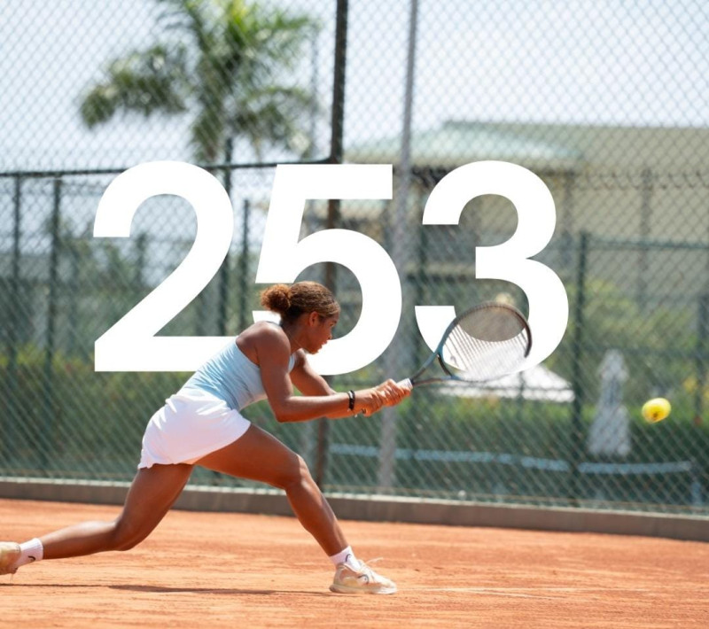 Julianny de la Cruz ganó este viernes en su debut en el torneo de tenis de campo.
