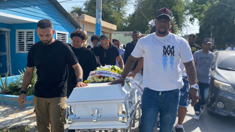Familiares y amigos despiden a Chery Omar González.