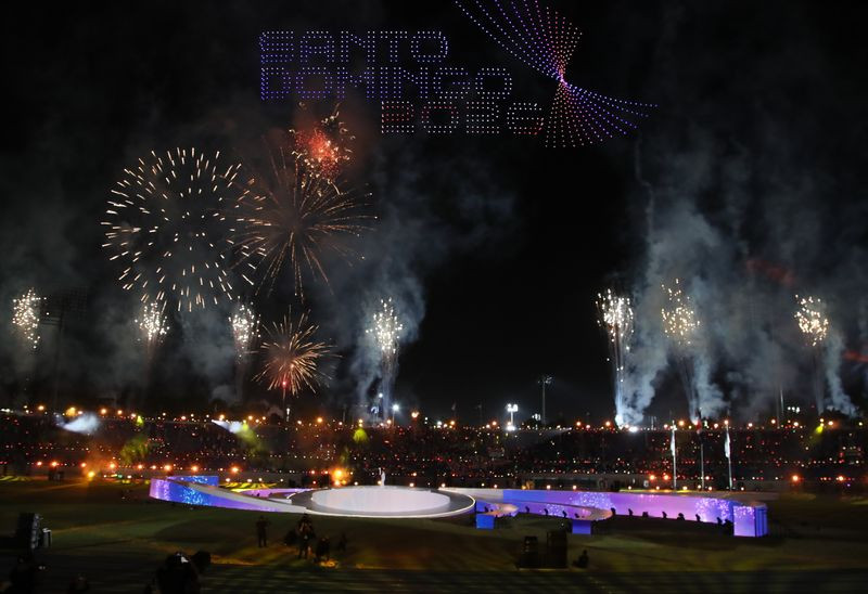 El cielo de Santo Domingo es iluminado por los fuegos artificiales que pusieron fin de la ceremonia de inauguración de los Juegos Centroamericanos y del Caribe.