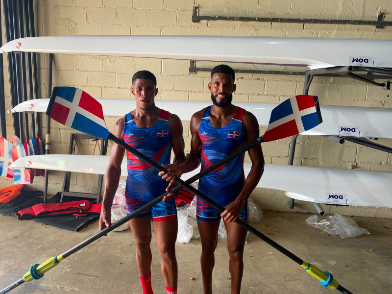 Los dominicanos Carlos Rodríguez e Ignacio Vásquez, ganadores de medalla de plata en la prueba correspondiente a la categoría LM2X doble par de remos