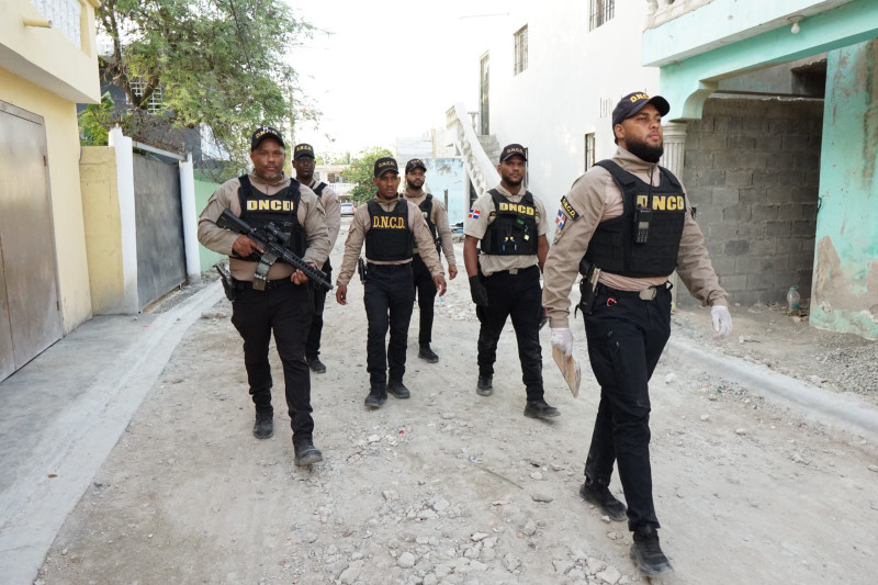 Agentes de la DNCD durante los operativos en Boca Chica