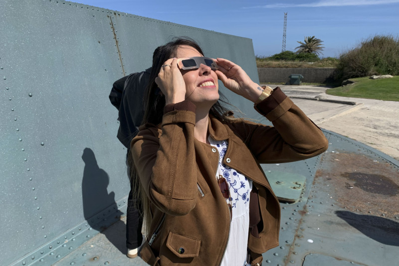 Mar Gómez, doctora en Ciencias Físicas y meteoróloga, observa el sol con unas gafas homologadas para ver el eclipse del 12 de agosto en el Monte de San Pedro, en A Coruña. La incógnita sobre si el cielo estará despejado para el eclipse total de sol. EFE/Paula Fernández